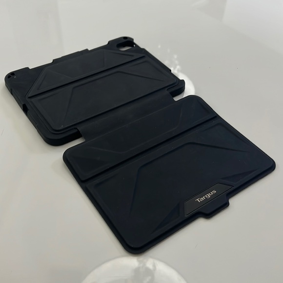 Targus black case for iPad 10th generation 10.9 inch - Picture 1 of 3